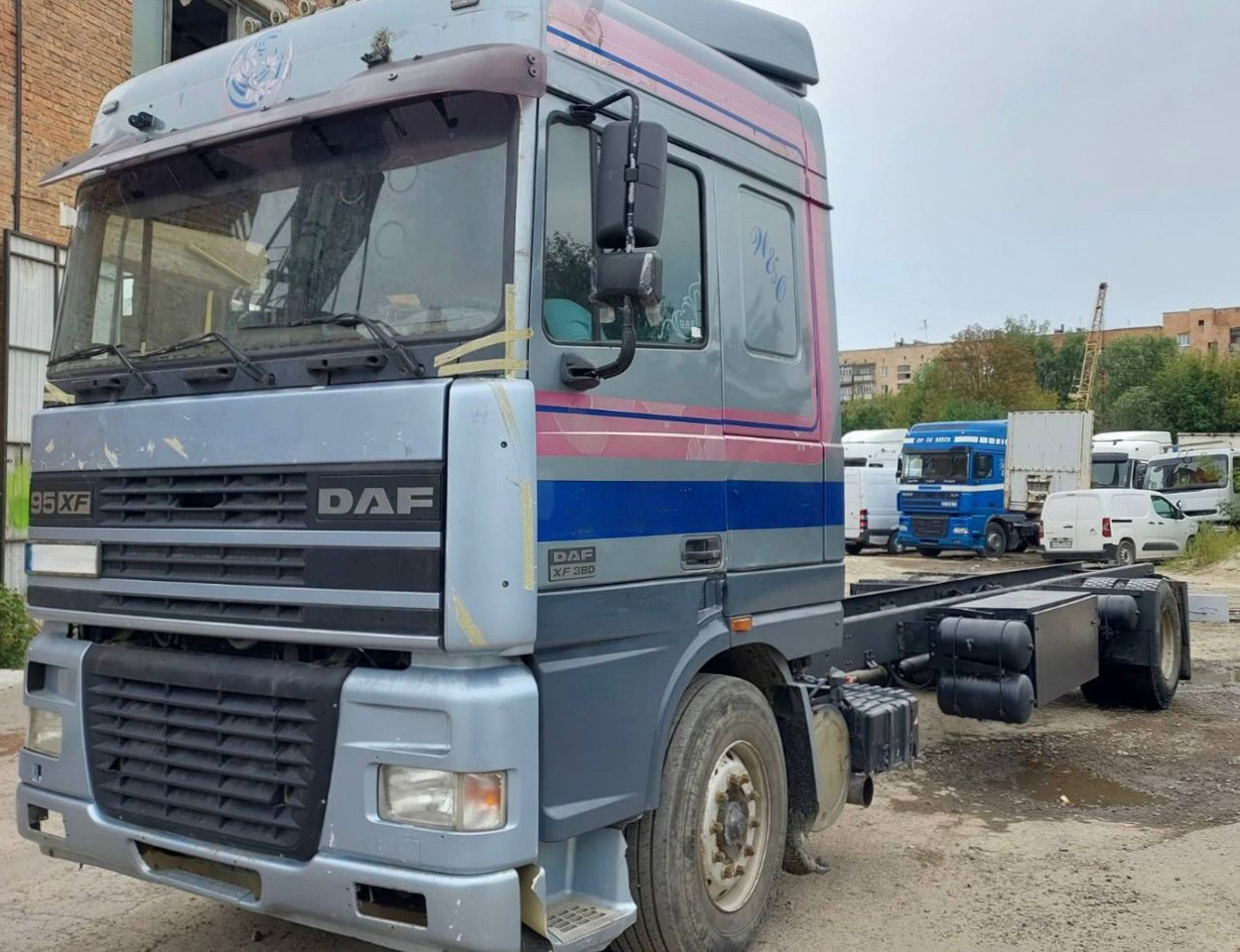 DAF 95XF380 - شاحنة بهيكل معدني للمقصورة: صورة 2 DAF 95XF380 - شاحنة بهيكل معدني للمقصورة: صورة 2
