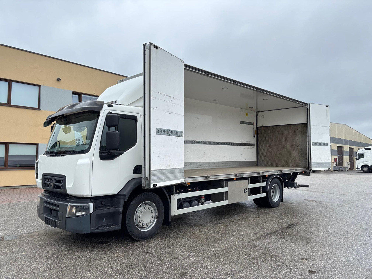 RENAULT D WIDE 320 - شاحنة صندوقية: صورة 4 RENAULT D WIDE 320 - شاحنة صندوقية: صورة 4
