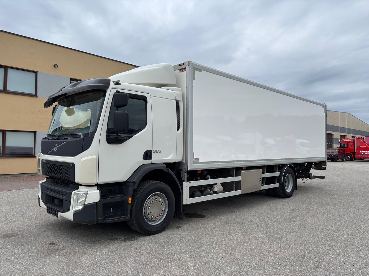 VOLVO FE320 - شاحنة صندوقية: صورة 3 VOLVO FE320 - شاحنة صندوقية: صورة 3