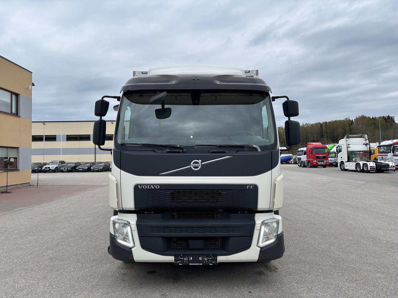 VOLVO FE320 - شاحنة صندوقية: صورة 2 VOLVO FE320 - شاحنة صندوقية: صورة 2