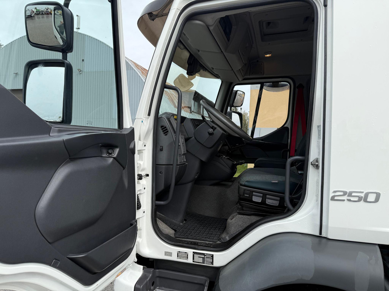 VOLVO FL250 - شاحنة صندوقية: صورة 4 VOLVO FL250 - شاحنة صندوقية: صورة 4