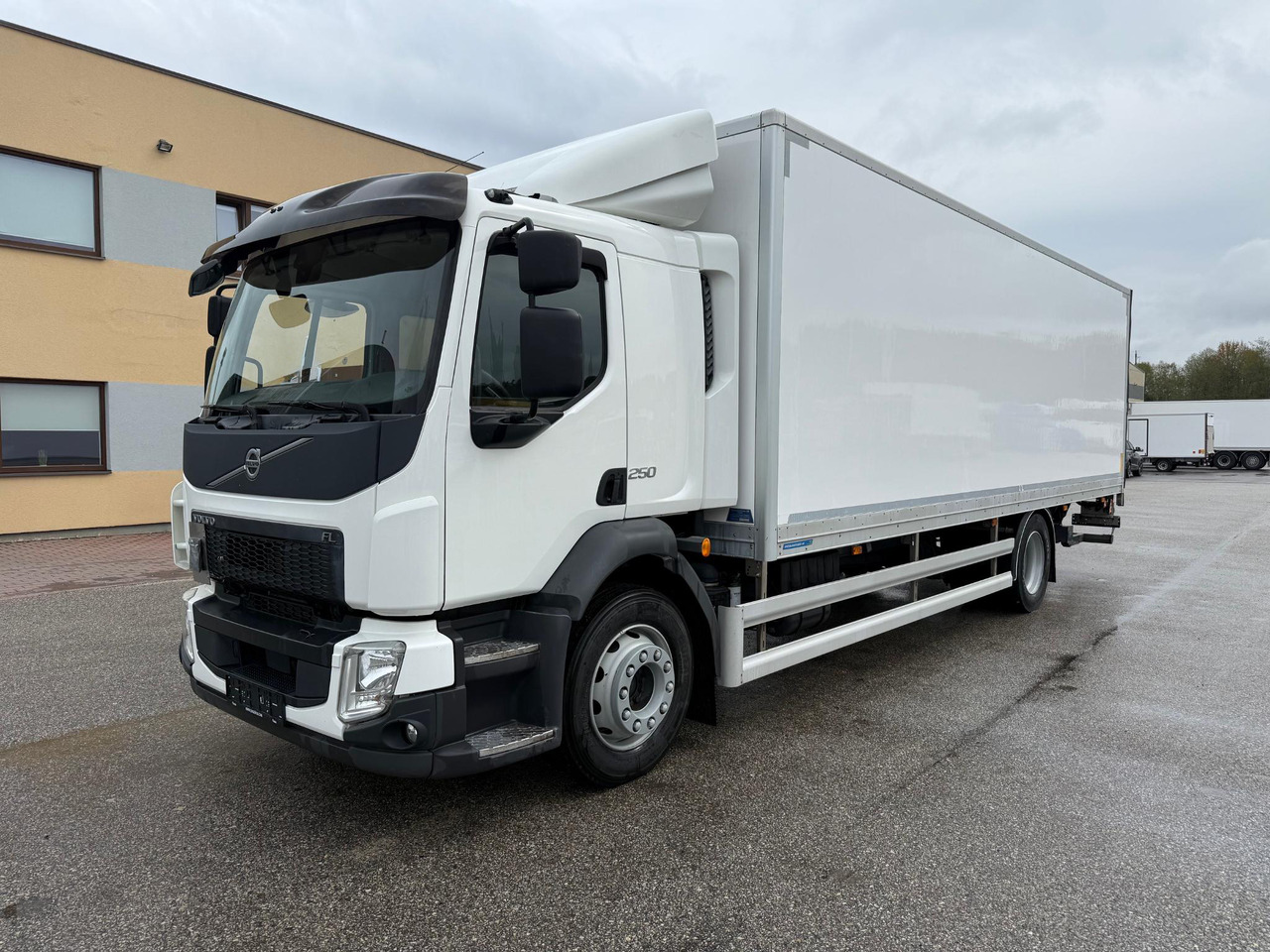 VOLVO FL250 - شاحنة صندوقية: صورة 2 VOLVO FL250 - شاحنة صندوقية: صورة 2