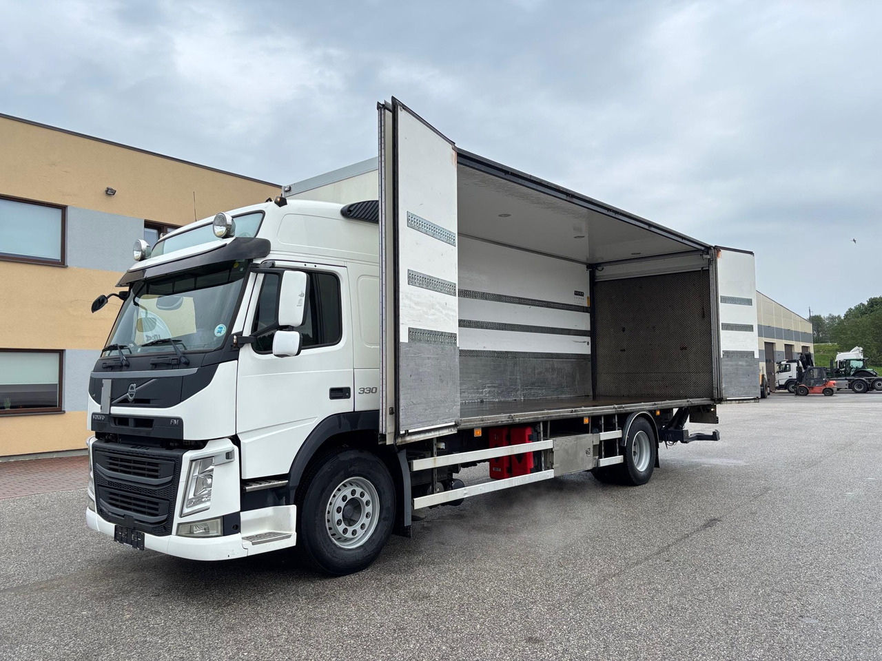 VOLVO FM330 - شاحنة صندوقية: صورة 4 VOLVO FM330 - شاحنة صندوقية: صورة 4
