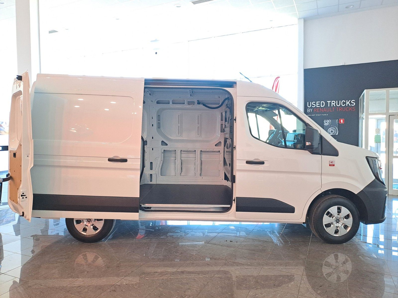Renault Master L2H2 150 - NAV Klimaaut. Holzb. 270° - فان: صورة 4 Renault Master L2H2 150 - NAV Klimaaut. Holzb. 270° - فان: صورة 4