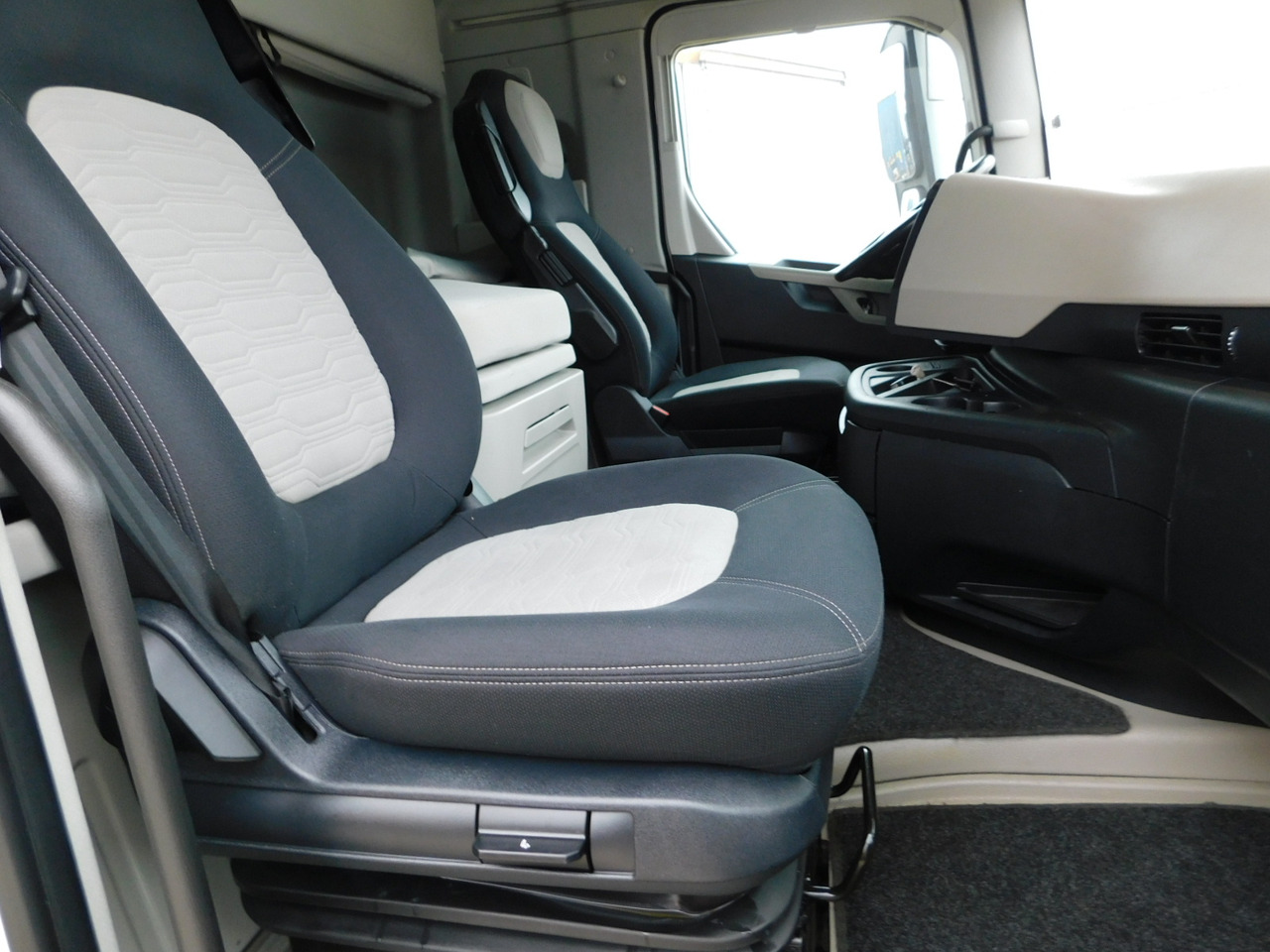 Ford F max ll 4x2 scab e6 12tx2620 - رأس تريلا: صورة 5 Ford F max ll 4x2 scab e6 12tx2620 - رأس تريلا: صورة 5