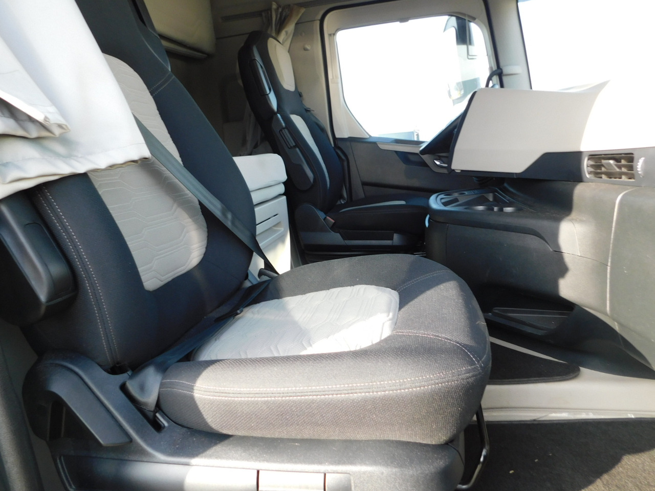 Ford F max ll 4x2 scab e6 eco 16spdamt ecotorq - مقطورة السحب: صورة 5 Ford F max ll 4x2 scab e6 eco 16spdamt ecotorq - مقطورة السحب: صورة 5
