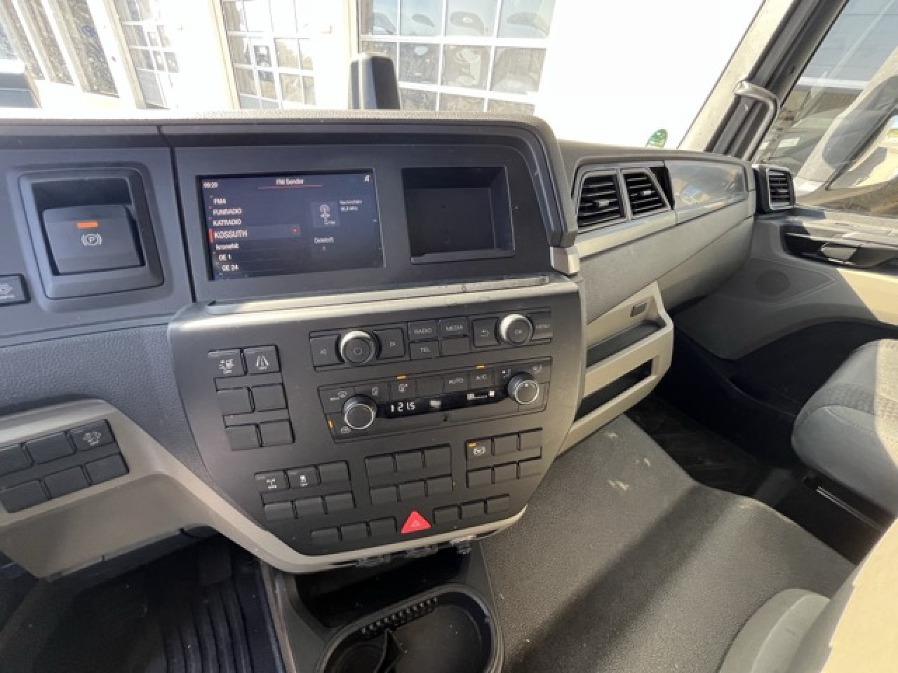 MAN TGL 12.250 4x2 BL Euro6 Klima AHK Luftfeder - شاحنة بصندوق مغلق: صورة 3 MAN TGL 12.250 4x2 BL Euro6 Klima AHK Luftfeder - شاحنة بصندوق مغلق: صورة 3