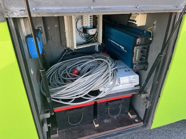NEOPLAN N316 Ü - Koferenz-, Ausstellungsbus - Wohnmobil - حافلة: صورة 3 NEOPLAN N316 Ü - Koferenz-, Ausstellungsbus - Wohnmobil - حافلة: صورة 3