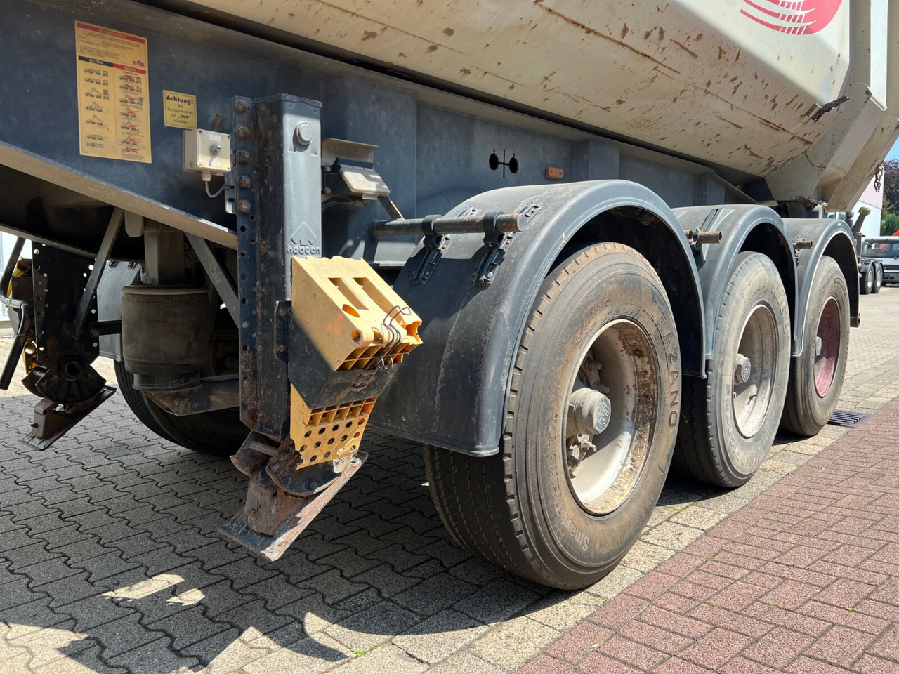 نصف مقطورة قلابة Carnehl CHKS/HH CHKS/HH, Stahlmulde ca. 26m³, Liftachse: صورة 12 نصف مقطورة قلابة Carnehl CHKS/HH CHKS/HH, Stahlmulde ca. 26m³, Liftachse: صورة 12