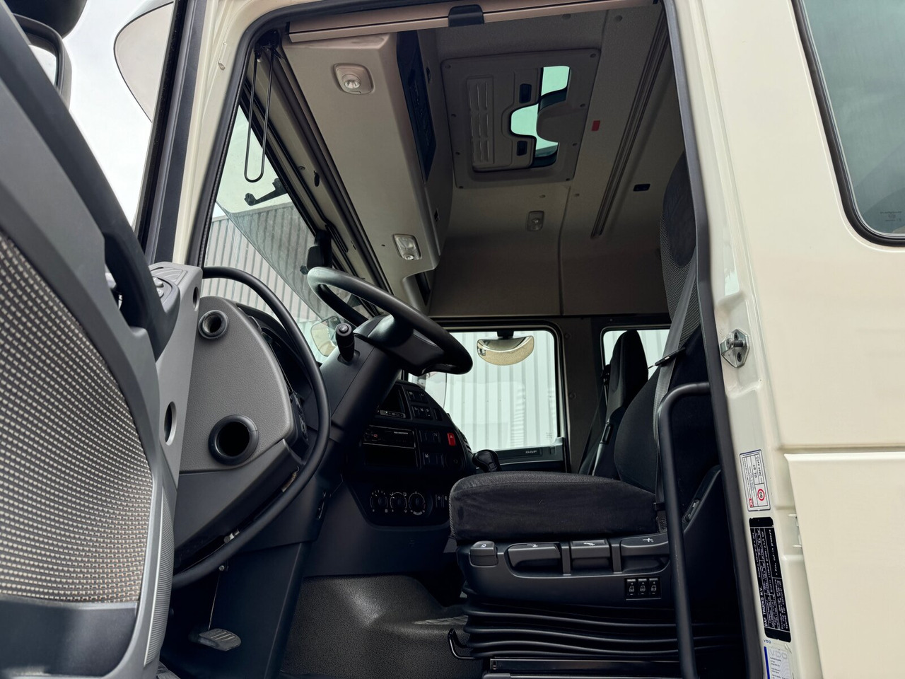 DAF XF 410 FA 4x2 XF 410 FA 4x2, Fahrschule, 2x AHK, 6 Sitze - شاحنات مسطحة: صورة 2 DAF XF 410 FA 4x2 XF 410 FA 4x2, Fahrschule, 2x AHK, 6 Sitze - شاحنات مسطحة: صورة 2