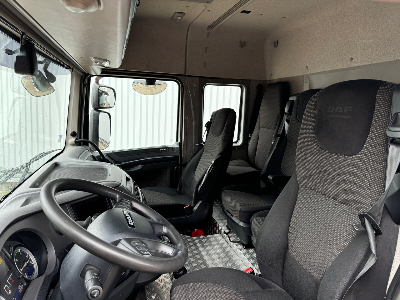 DAF XF 410 FA 4x2 XF 410 FA 4x2, Fahrschule, 2x AHK, 6 Sitze - شاحنات مسطحة: صورة 3 DAF XF 410 FA 4x2 XF 410 FA 4x2, Fahrschule, 2x AHK, 6 Sitze - شاحنات مسطحة: صورة 3