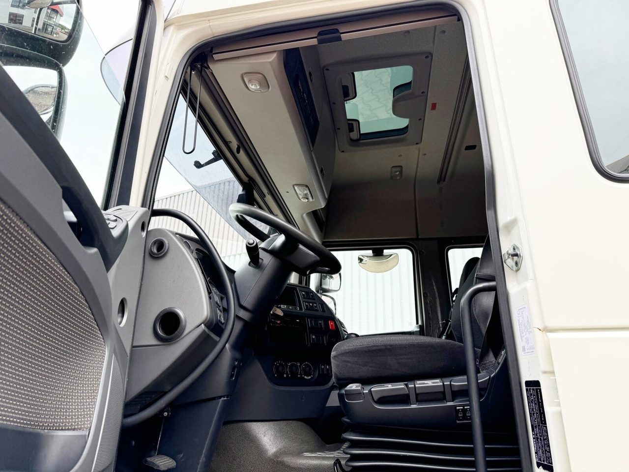 DAF XF 410 FA 4x2 XF 410 FA 4x2, Fahrschule, 2x AHK, 6 Sitze - شاحنات مسطحة: صورة 2 DAF XF 410 FA 4x2 XF 410 FA 4x2, Fahrschule, 2x AHK, 6 Sitze - شاحنات مسطحة: صورة 2