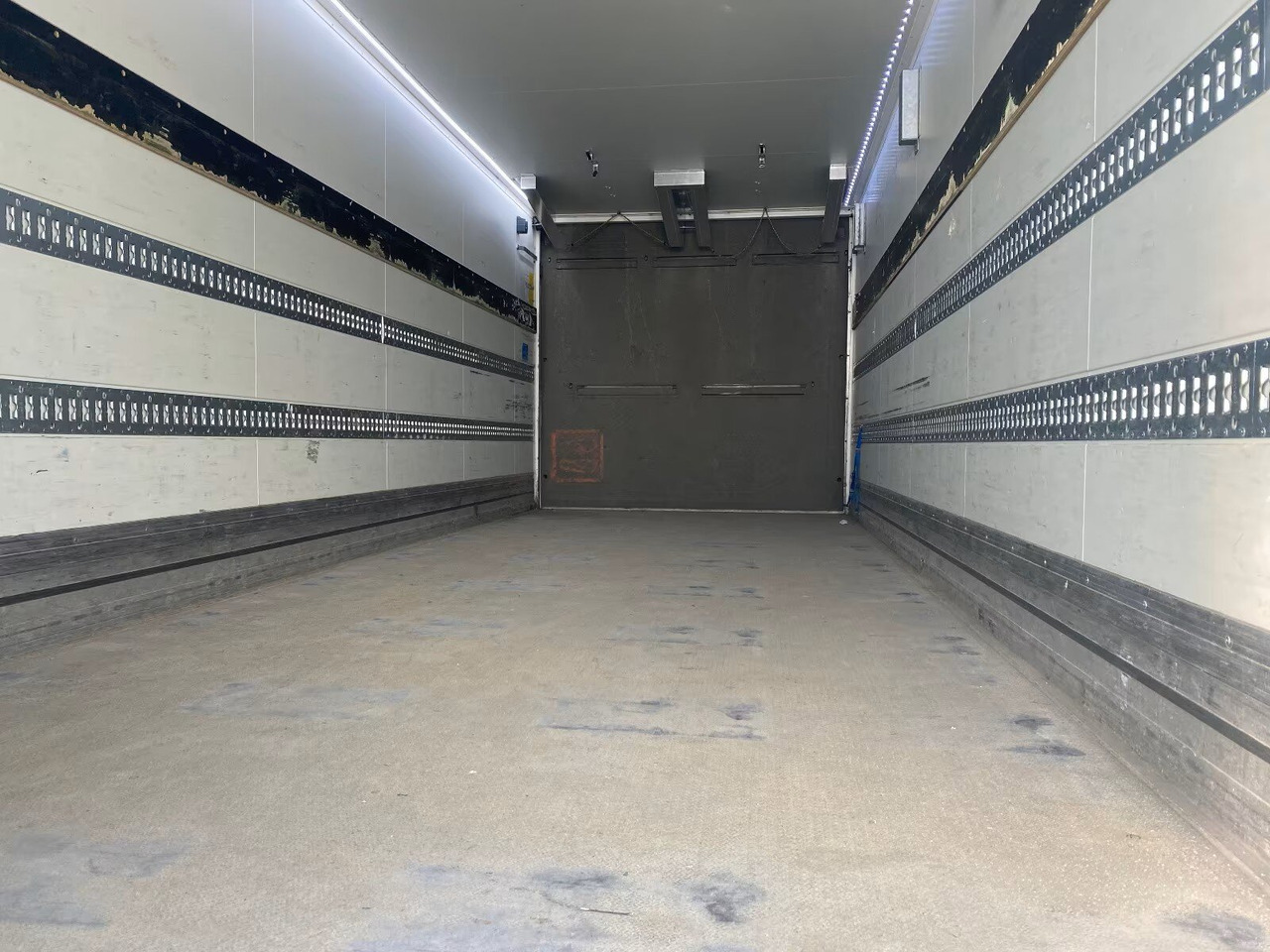 Kofferanhänger mit LBW Kofferanhänger mit LBW, Durchladesystem - مقطورة بصندوق مغلق: صورة 4 Kofferanhänger mit LBW Kofferanhänger mit LBW, Durchladesystem - مقطورة بصندوق مغلق: صورة 4