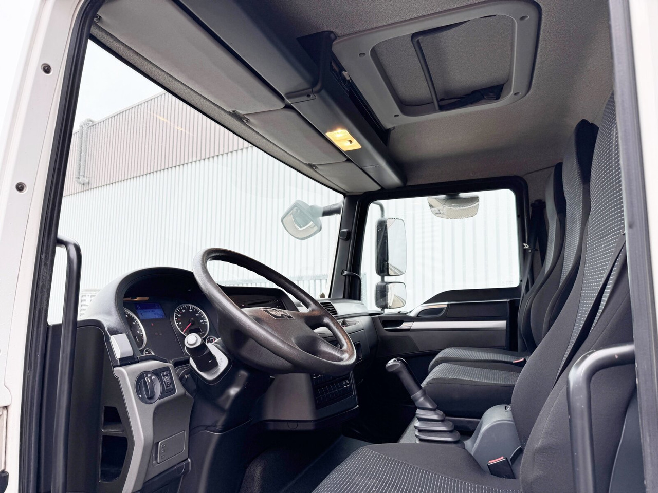 MAN TGL 8.150/180 4x2 BL TGL 8.150/180 4x2 BL, Möbelkoffer mit Rolltor - شاحنة صندوقية: صورة 4 MAN TGL 8.150/180 4x2 BL TGL 8.150/180 4x2 BL, Möbelkoffer mit Rolltor - شاحنة صندوقية: صورة 4