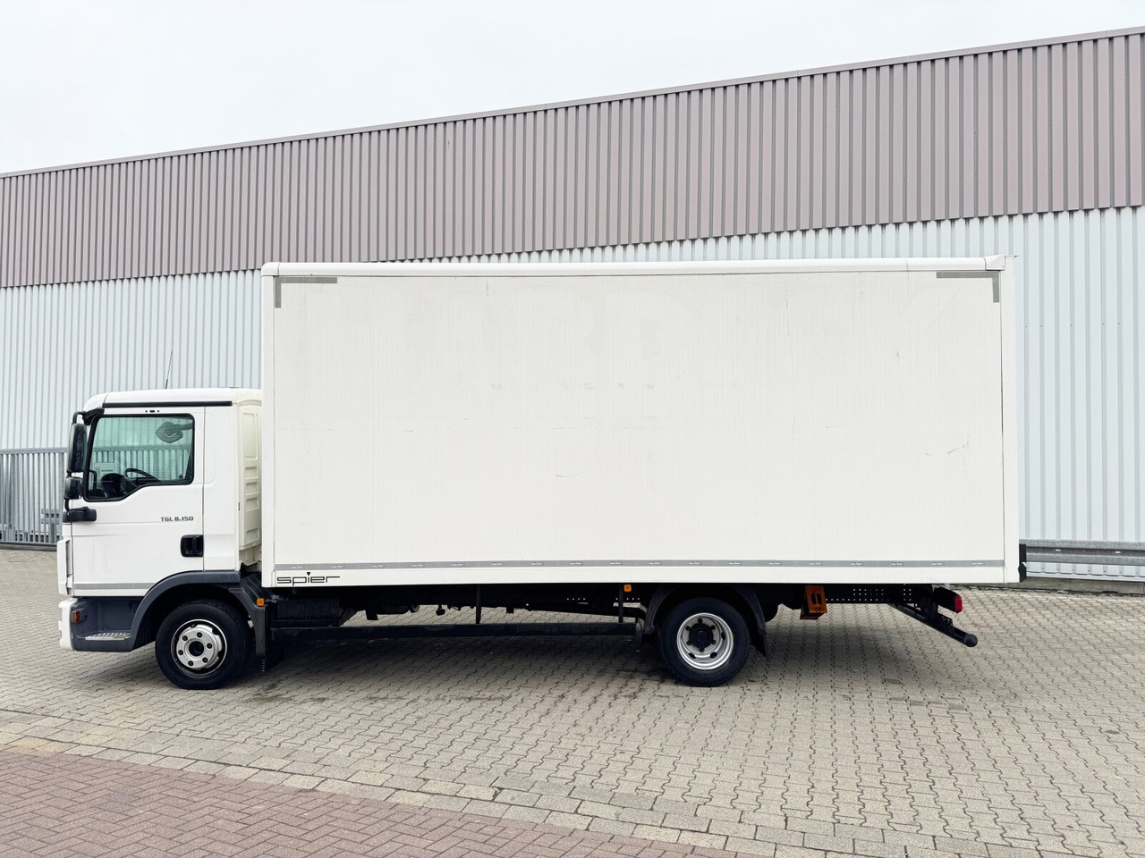 MAN TGL 8.150/180 4x2 BL TGL 8.150/180 4x2 BL, Möbelkoffer mit Rolltor - شاحنة صندوقية: صورة 2 MAN TGL 8.150/180 4x2 BL TGL 8.150/180 4x2 BL, Möbelkoffer mit Rolltor - شاحنة صندوقية: صورة 2