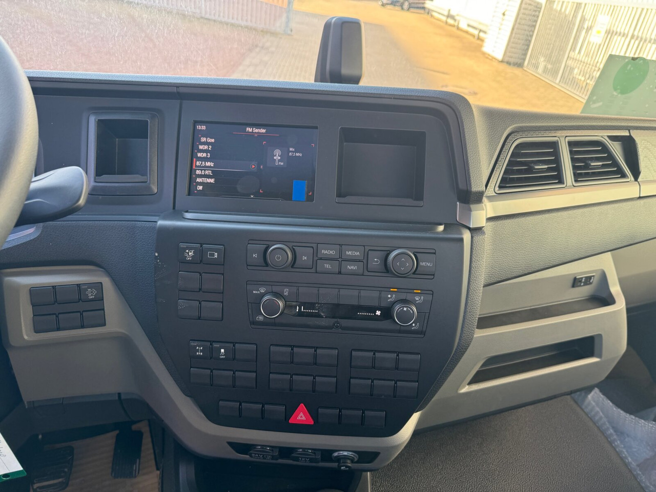 MAN TGL 8.190 4x2 BB CH TGL 8.190 4x2 BB CH, Nebenantrieb, 2x VORHANDEN - شاحنة بهيكل معدني للمقصورة: صورة 4 MAN TGL 8.190 4x2 BB CH TGL 8.190 4x2 BB CH, Nebenantrieb, 2x VORHANDEN - شاحنة بهيكل معدني للمقصورة: صورة 4