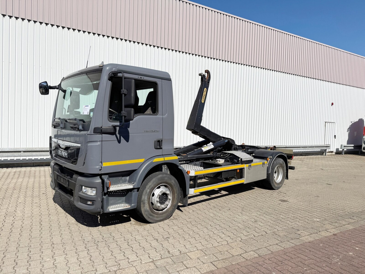 MAN TGM 15.250/340 4X2 BL TGM 15.250/340 4X2 BL - شاحنة برافعة خطافية: صورة 1 MAN TGM 15.250/340 4X2 BL TGM 15.250/340 4X2 BL - شاحنة برافعة خطافية: صورة 1