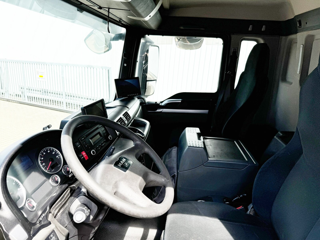 MAN TGS 26.360 6X2-4 BL TGS 26.360 6X2-4 BL, Lift-/Lenkachse, Stapleraufnahme - شاحنة صندوقية: صورة 4 MAN TGS 26.360 6X2-4 BL TGS 26.360 6X2-4 BL, Lift-/Lenkachse, Stapleraufnahme - شاحنة صندوقية: صورة 4