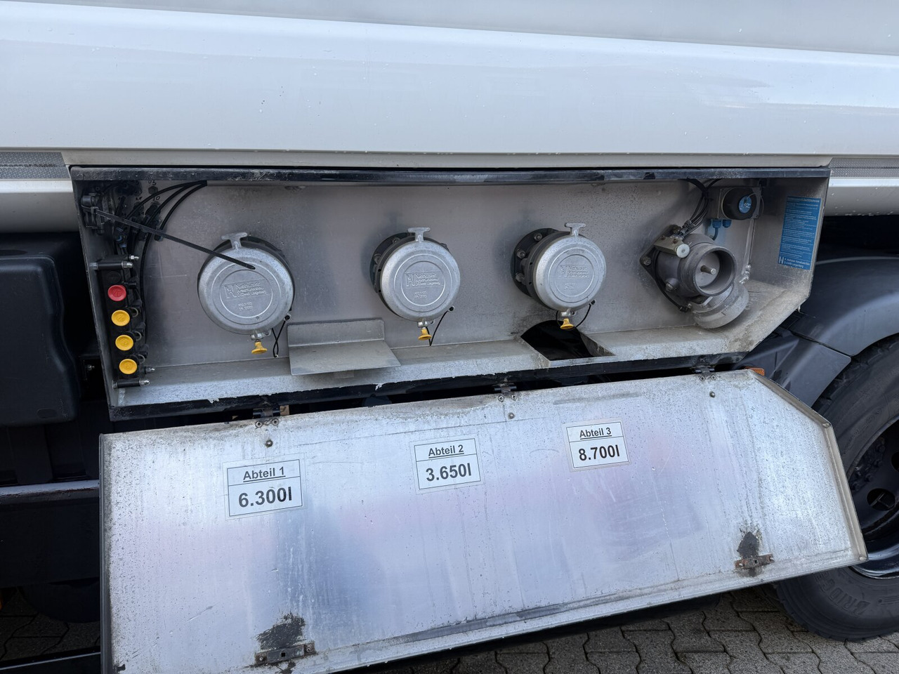 MAN TGS 26.440 6x2-4 BL TGS 26.440 6x2-4 BL, Lenk-/Liftachse, ADR, Esterer Tank ca. 20.340l, 3 Kammern - شاحنة صهريج: صورة 2 MAN TGS 26.440 6x2-4 BL TGS 26.440 6x2-4 BL, Lenk-/Liftachse, ADR, Esterer Tank ca. 20.340l, 3 Kammern - شاحنة صهريج: صورة 2