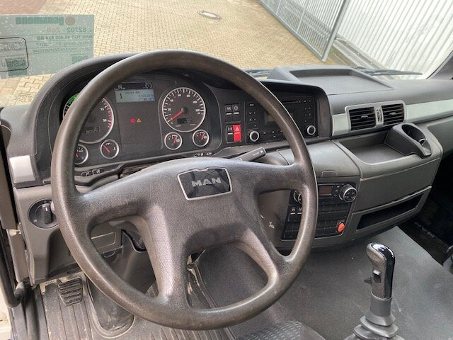 Interior photo 3: تأجير MAN TGS 40.400 6x4 BB TGS 40.400 6x4 BB mit 20.000l Tank MAN TGS 40.400 6x4 BB TGS 40.400 6x4 BB mit 20.000l Tank