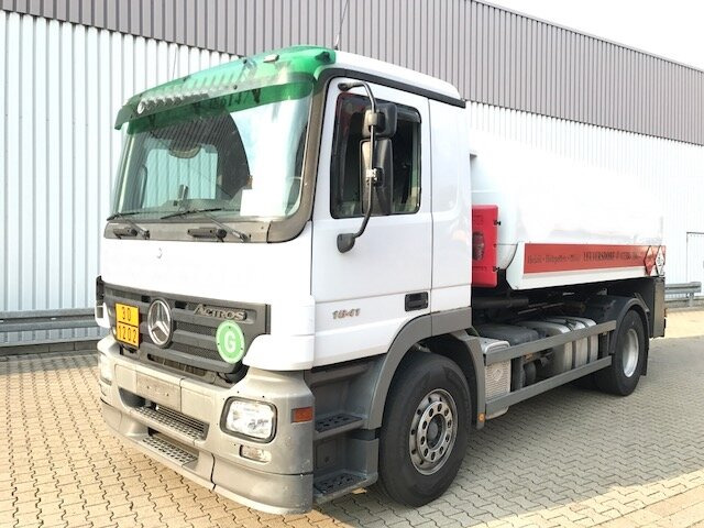 Mercedes-Benz Actros 1841 L 4x2 Actros 1841 L 4x2, Esterer Tankaufbau ca. 13.500l, 2 Kammern - شاحنة صهريج: صورة 1 Mercedes-Benz Actros 1841 L 4x2 Actros 1841 L 4x2, Esterer Tankaufbau ca. 13.500l, 2 Kammern - شاحنة صهريج: صورة 1