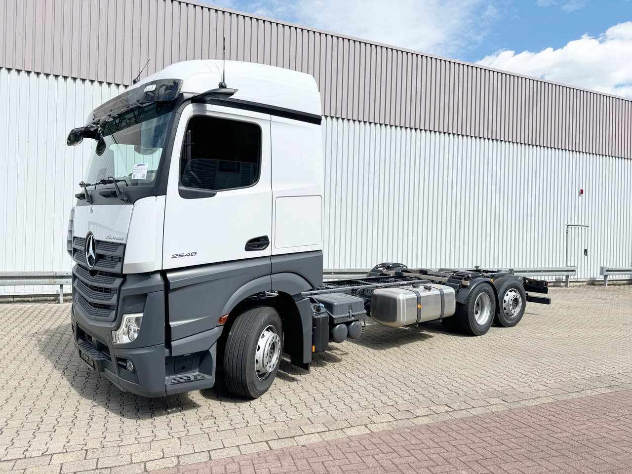 Mercedes-Benz Actros 2548 L 6x2 Actros 2548 L 6x2, Retarder, Lenk-/Liftachse, Navi, MirrorCam, MultimediaCockpit - شاحنة بهيكل معدني للمقصورة: صورة 1 Mercedes-Benz Actros 2548 L 6x2 Actros 2548 L 6x2, Retarder, Lenk-/Liftachse, Navi, MirrorCam, MultimediaCockpit - شاحنة بهيكل معدني للمقصورة: صورة 1