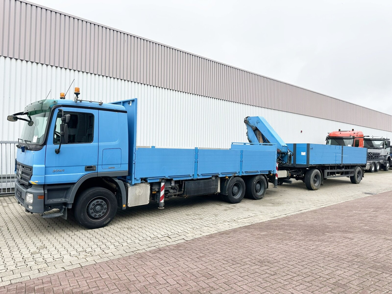 Mercedes-Benz Actros 2741 L 6x4 Actros 2741 L 6x4, Twist-Lock ausz. auf 3m, Heckkran Palfinger PK 42502-D, Funk - شاحنات مسطحة, شاحنة كرين: صورة 5 Mercedes-Benz Actros 2741 L 6x4 Actros 2741 L 6x4, Twist-Lock ausz. auf 3m, Heckkran Palfinger PK 42502-D, Funk - شاحنات مسطحة, شاحنة كرين: صورة 5
