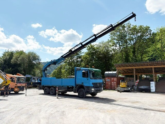 Mercedes-Benz Actros 2741 L 6x4 Actros 2741 L 6x4, Twist-Lock ausz. auf 3m, Heckkran Palfinger PK 42502-D, Funk - شاحنات مسطحة, شاحنة كرين: صورة 1 Mercedes-Benz Actros 2741 L 6x4 Actros 2741 L 6x4, Twist-Lock ausz. auf 3m, Heckkran Palfinger PK 42502-D, Funk - شاحنات مسطحة, شاحنة كرين: صورة 1