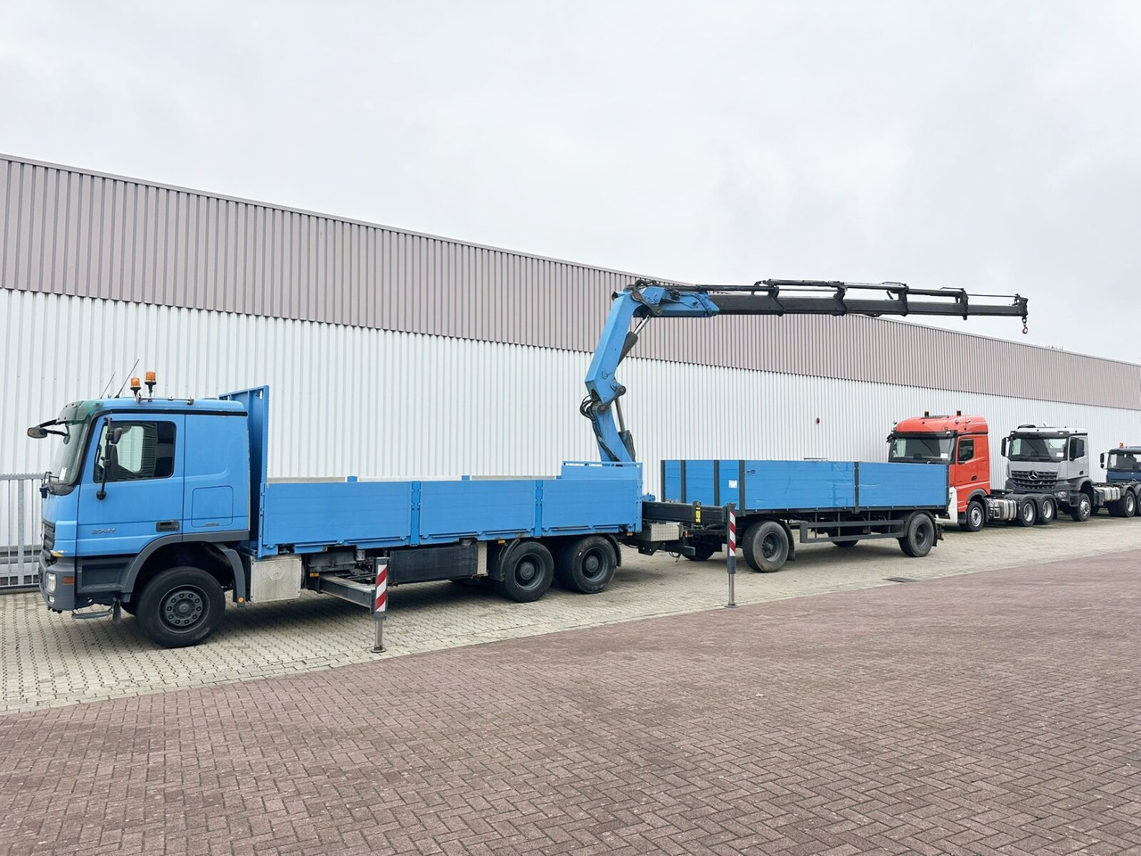 Mercedes-Benz Actros 2741 L 6x4 Actros 2741 L 6x4, Twist-Lock ausz. auf 3m, Heckkran Palfinger PK 42502-D, Funk - شاحنات مسطحة, شاحنة كرين: صورة 3 Mercedes-Benz Actros 2741 L 6x4 Actros 2741 L 6x4, Twist-Lock ausz. auf 3m, Heckkran Palfinger PK 42502-D, Funk - شاحنات مسطحة, شاحنة كرين: صورة 3