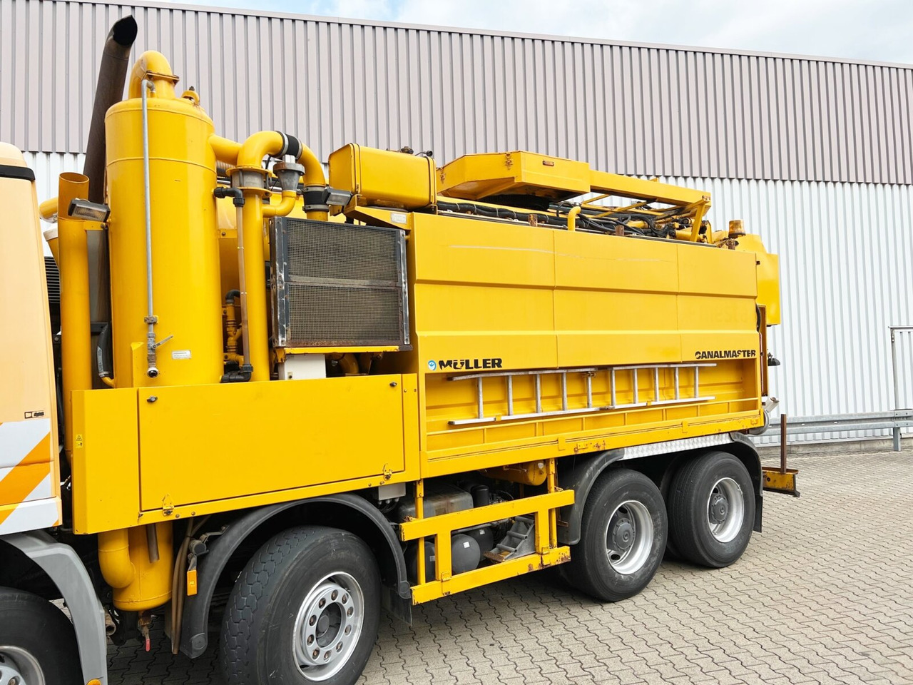 Mercedes-Benz Actros 3243 K 8x4/4 Actros 3243 K 8x4/4, Müller Saug- und Spülwagen ca. 17m³, Rechtslenker - فراغ شاحنة: صورة 5 Mercedes-Benz Actros 3243 K 8x4/4 Actros 3243 K 8x4/4, Müller Saug- und Spülwagen ca. 17m³, Rechtslenker - فراغ شاحنة: صورة 5