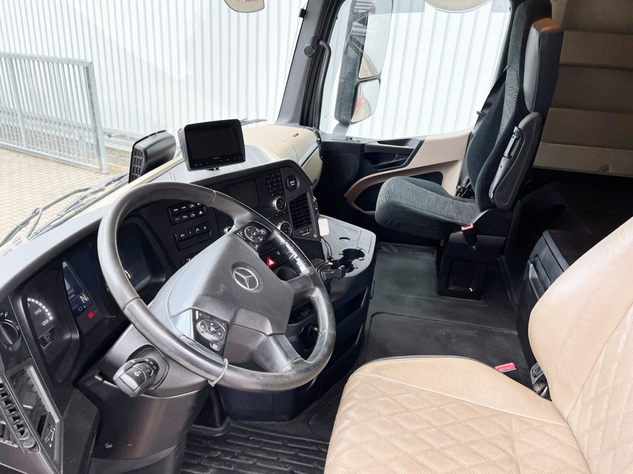 Mercedes-Benz Arocs 3263 8x4/4 Arocs 3263 8x4/4, Retarder, Stahlmulde ca.14m³, Hydr. Heckklappe - شاحنة قلاب: صورة 5 Mercedes-Benz Arocs 3263 8x4/4 Arocs 3263 8x4/4, Retarder, Stahlmulde ca.14m³, Hydr. Heckklappe - شاحنة قلاب: صورة 5