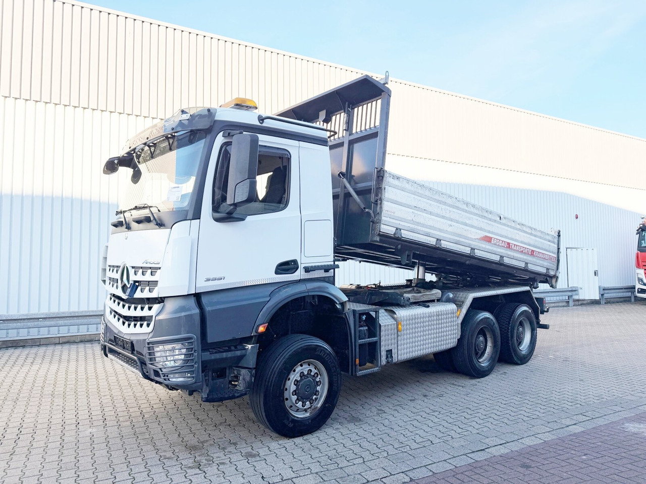 Mercedes-Benz Arocs 3351 AK 6x6 Arocs 3351 AK 6x6, Retarder, Grounder, Motorabtrieb, pneum. Heckklappenöffnung - شاحنة قلاب: صورة 1 Mercedes-Benz Arocs 3351 AK 6x6 Arocs 3351 AK 6x6, Retarder, Grounder, Motorabtrieb, pneum. Heckklappenöffnung - شاحنة قلاب: صورة 1