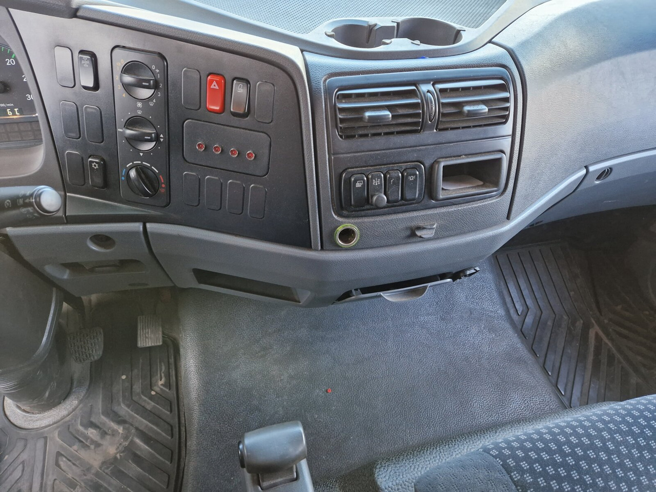 Mercedes-Benz Atego 1218 L 4x2 1218 L 4x2, Fassi Kran F 95A21 5.9m-1.545 kg, - شاحنة كرين, شاحنات مسطحة: صورة 4 Mercedes-Benz Atego 1218 L 4x2 1218 L 4x2, Fassi Kran F 95A21 5.9m-1.545 kg, - شاحنة كرين, شاحنات مسطحة: صورة 4