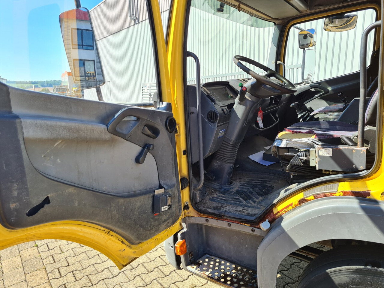 Interior photo 1: شاحنة برافعة خطافية Mercedes-Benz Atego 815 K 4x2 Atego 815 K 4x2 Interior photo 1: شاحنة برافعة خطافية Mercedes-Benz Atego 815 K 4x2 Atego 815 K 4x2