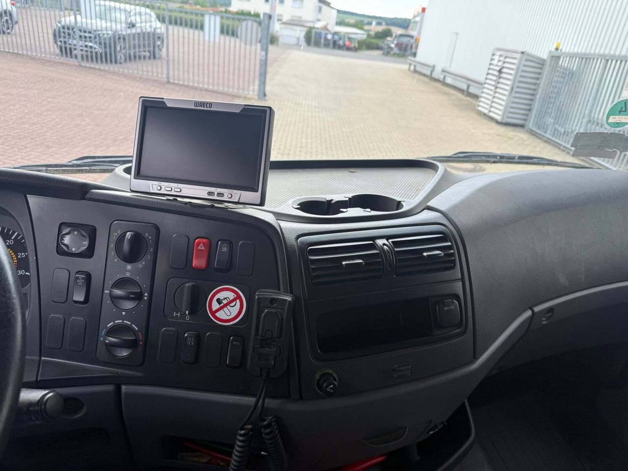 Mercedes-Benz Atego 818 L 4x2 Atego 818 L 4x2, Getränkekoffer, 2x AHK - شاحنة صندوقية: صورة 5 Mercedes-Benz Atego 818 L 4x2 Atego 818 L 4x2, Getränkekoffer, 2x AHK - شاحنة صندوقية: صورة 5