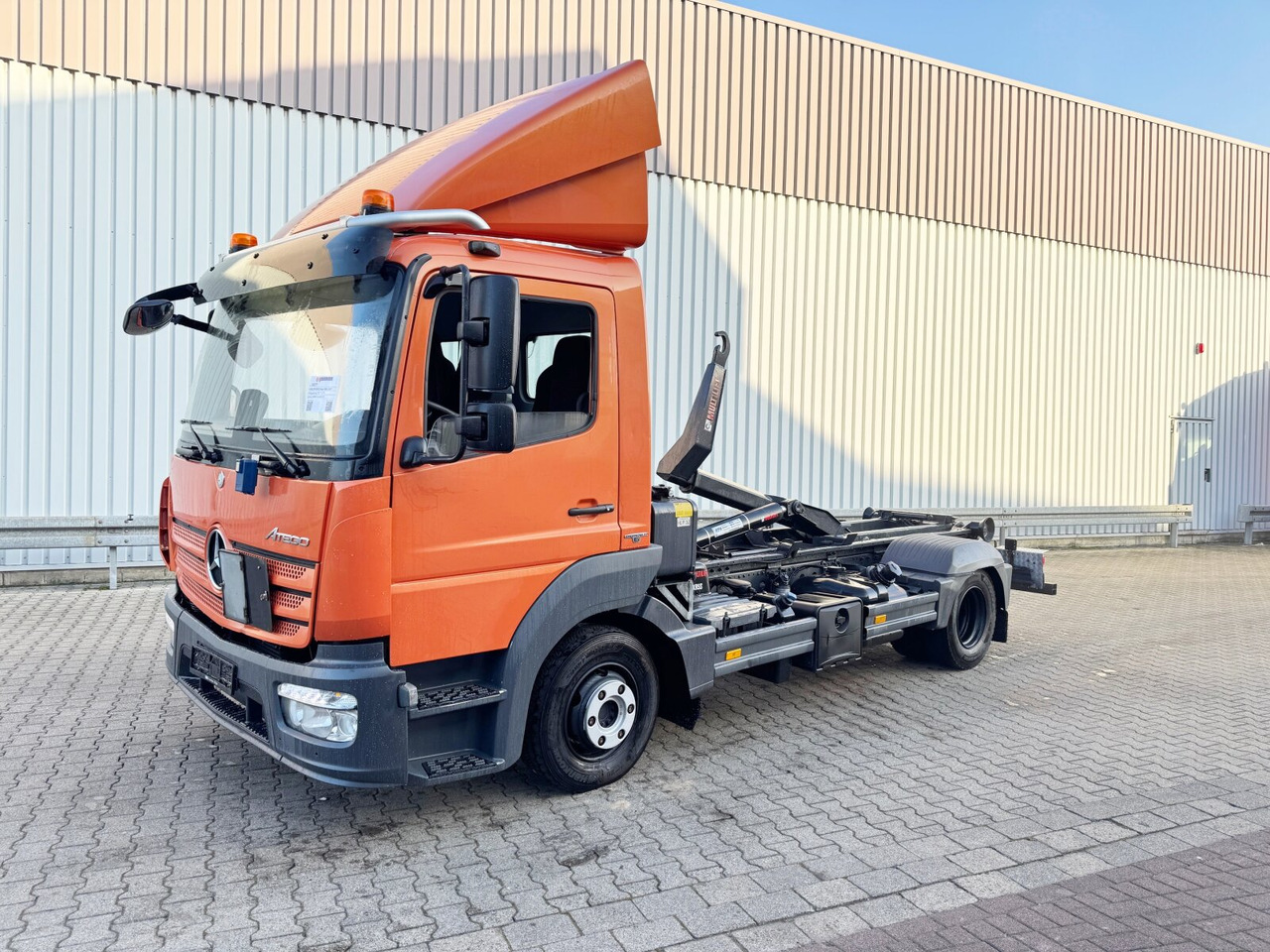 Mercedes-Benz Atego 824 L 4x2 Atego 824 L 4x2, Motorabtrieb, City-Abroller - شاحنة برافعة خطافية: صورة 1 Mercedes-Benz Atego 824 L 4x2 Atego 824 L 4x2, Motorabtrieb, City-Abroller - شاحنة برافعة خطافية: صورة 1