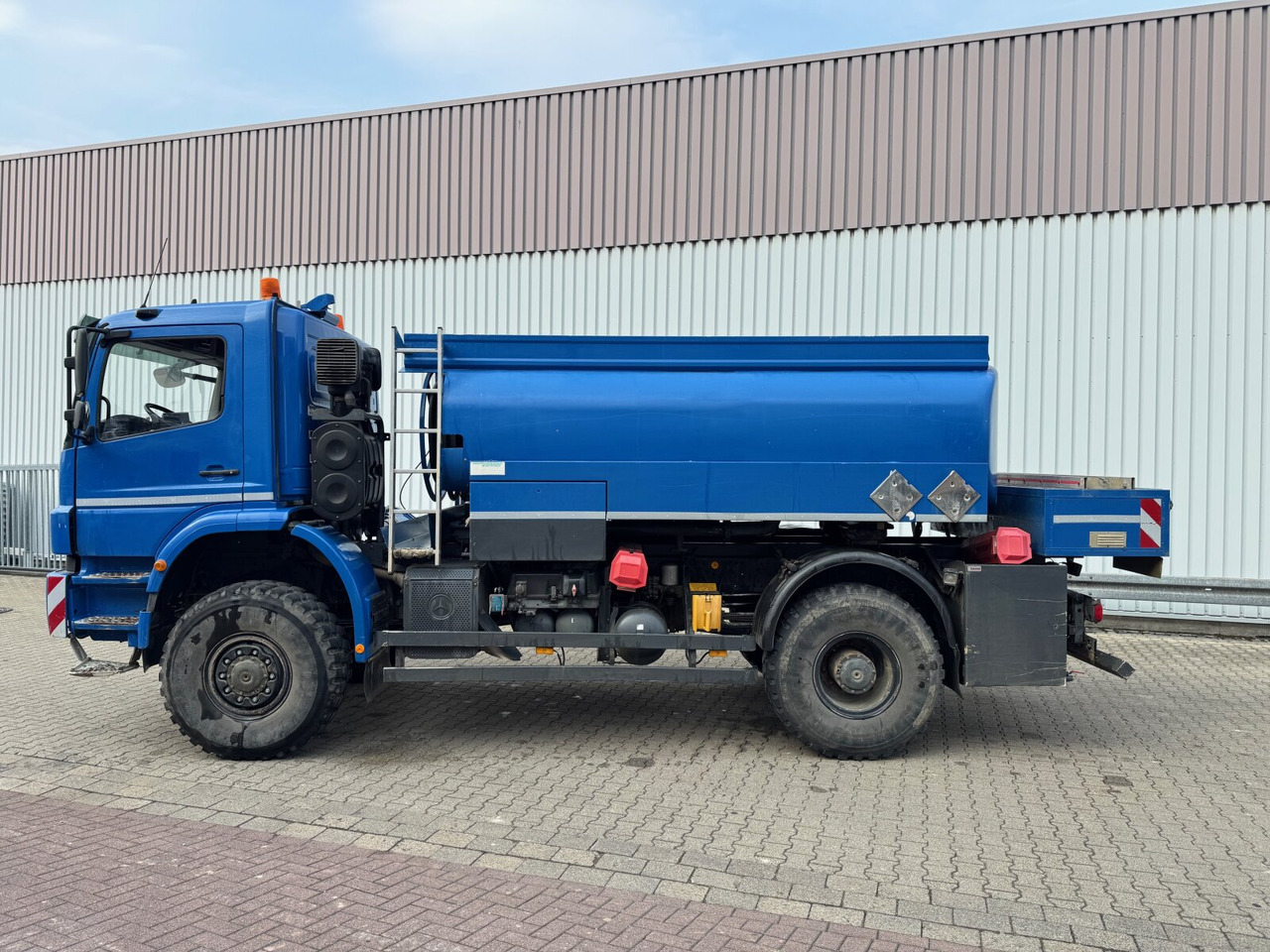 Mercedes-Benz Axor 1829 A 4x4 Axor 1829 A 4x4, Willig Tank ca. 8500l, 2 Kammern - شاحنة صهريج: صورة 3 Mercedes-Benz Axor 1829 A 4x4 Axor 1829 A 4x4, Willig Tank ca. 8500l, 2 Kammern - شاحنة صهريج: صورة 3