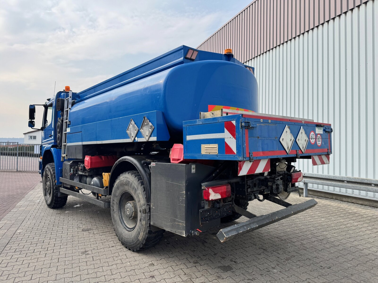 Mercedes-Benz Axor 1829 A 4x4 Axor 1829 A 4x4, Willig Tank ca. 8500l, 2 Kammern - شاحنة صهريج: صورة 2 Mercedes-Benz Axor 1829 A 4x4 Axor 1829 A 4x4, Willig Tank ca. 8500l, 2 Kammern - شاحنة صهريج: صورة 2