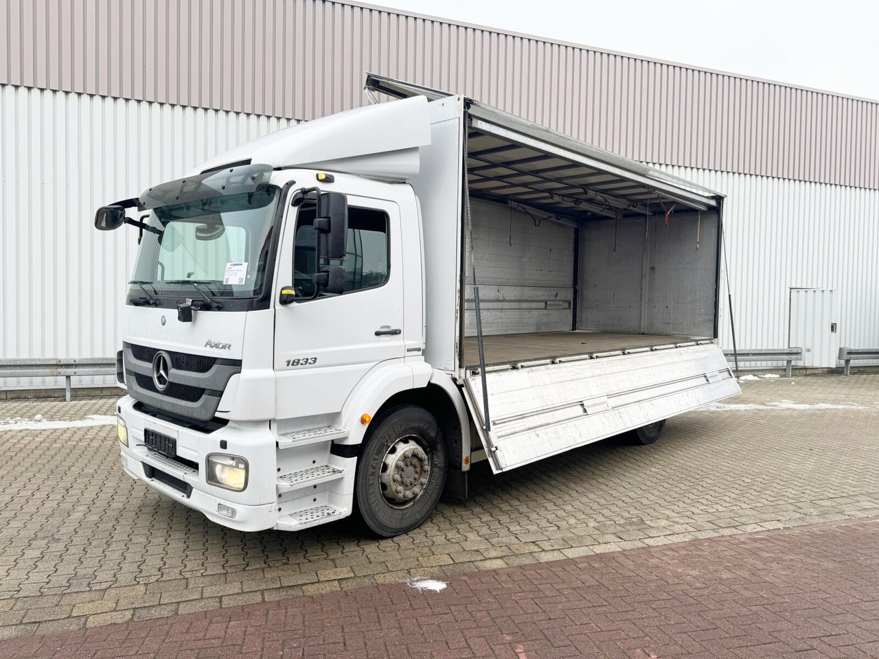Mercedes-Benz Axor 1833 L 4x2 Axor 1833 L 4x2, Getränkekoffer - شاحنة صندوقية: صورة 1 Mercedes-Benz Axor 1833 L 4x2 Axor 1833 L 4x2, Getränkekoffer - شاحنة صندوقية: صورة 1