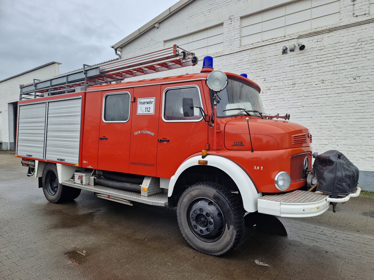 Mercedes-Benz LAF 1113 B 4x4 Doka LAF 1113 B 4x4 Doka, LF 16 TS - سيارة إسعاف: صورة 1 Mercedes-Benz LAF 1113 B 4x4 Doka LAF 1113 B 4x4 Doka, LF 16 TS - سيارة إسعاف: صورة 1