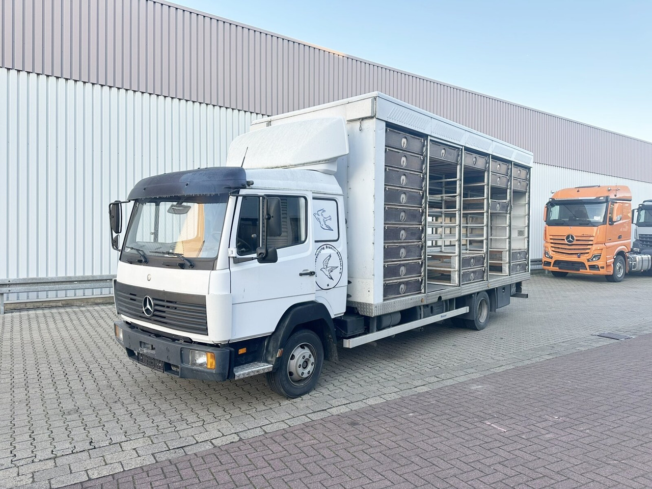 Mercedes-Benz LK 817 4x2 LK 817 4x2, Taubentransporter - شاحنة صندوقية: صورة 1 Mercedes-Benz LK 817 4x2 LK 817 4x2, Taubentransporter - شاحنة صندوقية: صورة 1