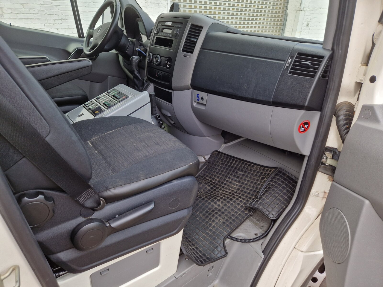 Mercedes-Benz Sprinter 516 CDI 4x2 Sprinter 516 CDI 4x2, Rettungswagen - سيارة إسعاف: صورة 4 Mercedes-Benz Sprinter 516 CDI 4x2 Sprinter 516 CDI 4x2, Rettungswagen - سيارة إسعاف: صورة 4