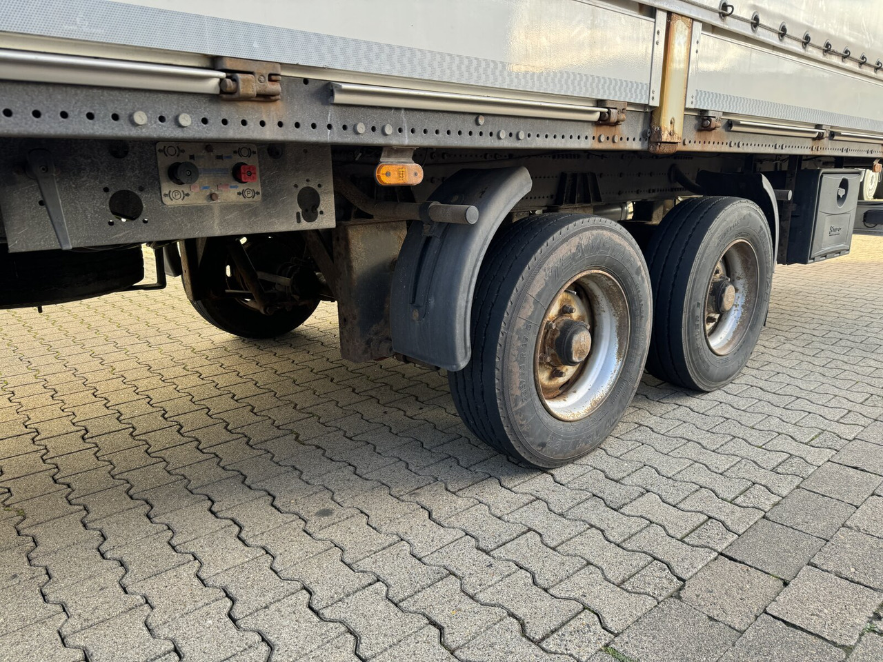 OS2-L105 L/B OS2-L105 L/B, durchladbar, Edscha, Ex-Fahrschule! - مقطورات مسطحة: صورة 3 OS2-L105 L/B OS2-L105 L/B, durchladbar, Edscha, Ex-Fahrschule! - مقطورات مسطحة: صورة 3