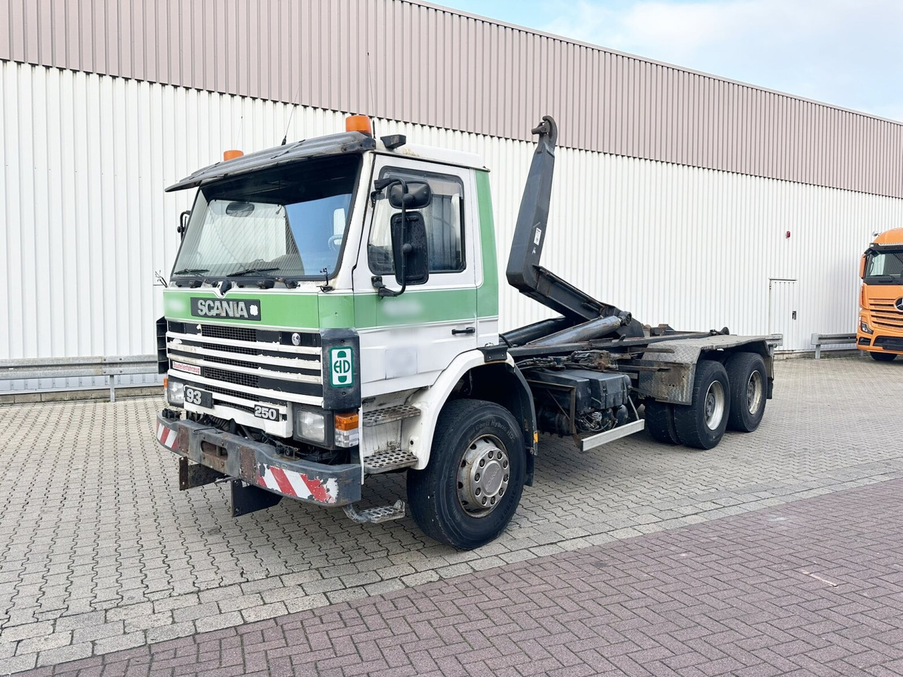 Scania P93 HK 250 6x4L P93 HK 250 6x4L, Abrollkipper - شاحنة برافعة خطافية: صورة 1 Scania P93 HK 250 6x4L P93 HK 250 6x4L, Abrollkipper - شاحنة برافعة خطافية: صورة 1