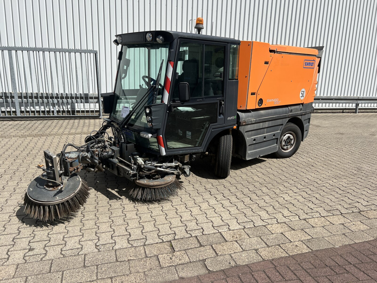 Schmidt Swingo Compact 200 4x2 Swingo Compact 200 4x2, Kehrmaschine - شاحنة: صورة 1 Schmidt Swingo Compact 200 4x2 Swingo Compact 200 4x2, Kehrmaschine - شاحنة: صورة 1