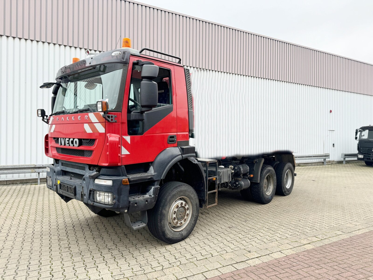 Trakker AD260T45W 6x6 Trakker AD260T45W 6x6 - شاحنة بهيكل معدني للمقصورة: صورة 1 Trakker AD260T45W 6x6 Trakker AD260T45W 6x6 - شاحنة بهيكل معدني للمقصورة: صورة 1