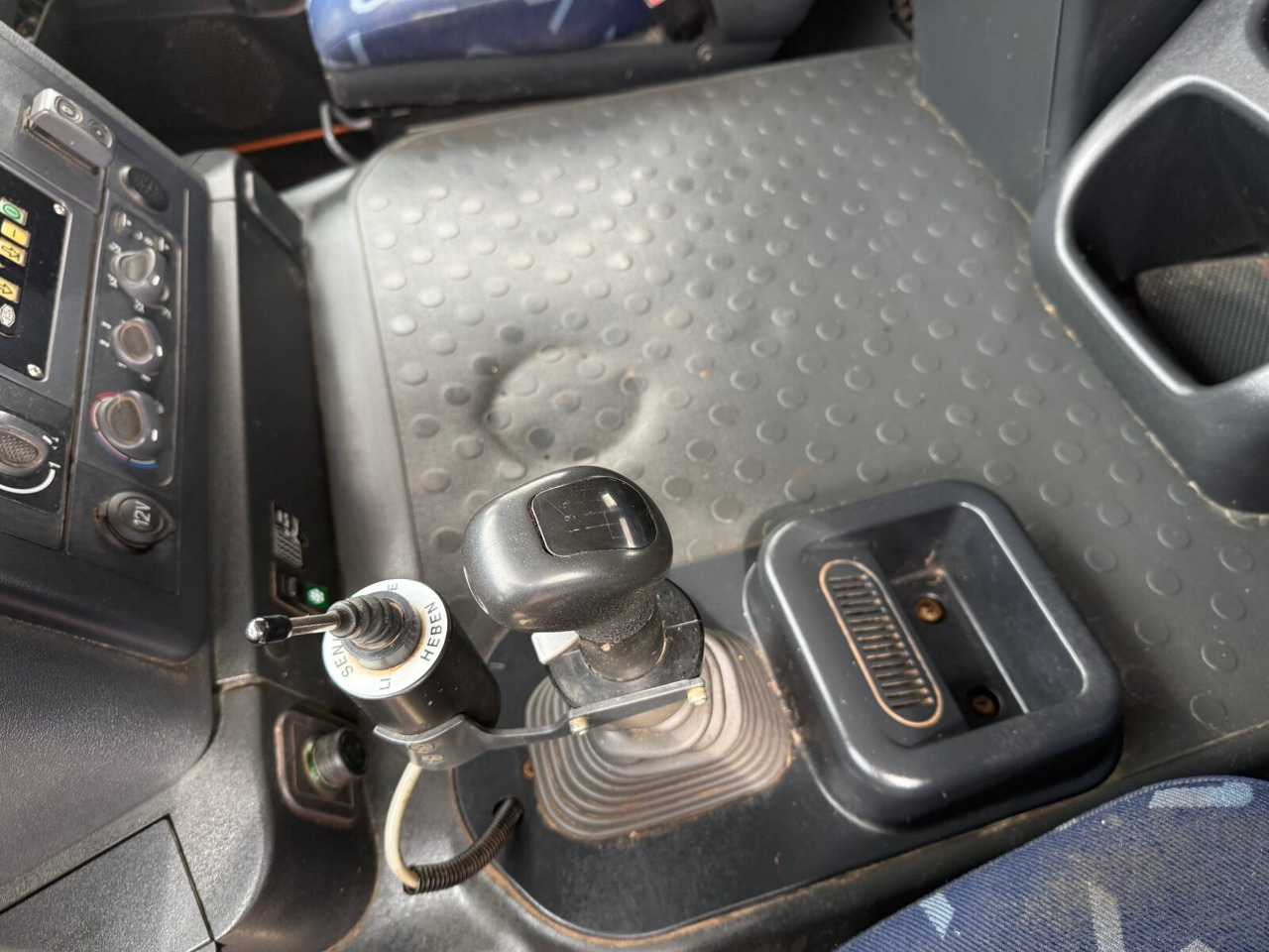 Trakker AT190T33W/P 4x4 Trakker AT190T33W/P 4x4, Winterdienstausstattung - شاحنة برافعة خطافية: صورة 3 Trakker AT190T33W/P 4x4 Trakker AT190T33W/P 4x4, Winterdienstausstattung - شاحنة برافعة خطافية: صورة 3