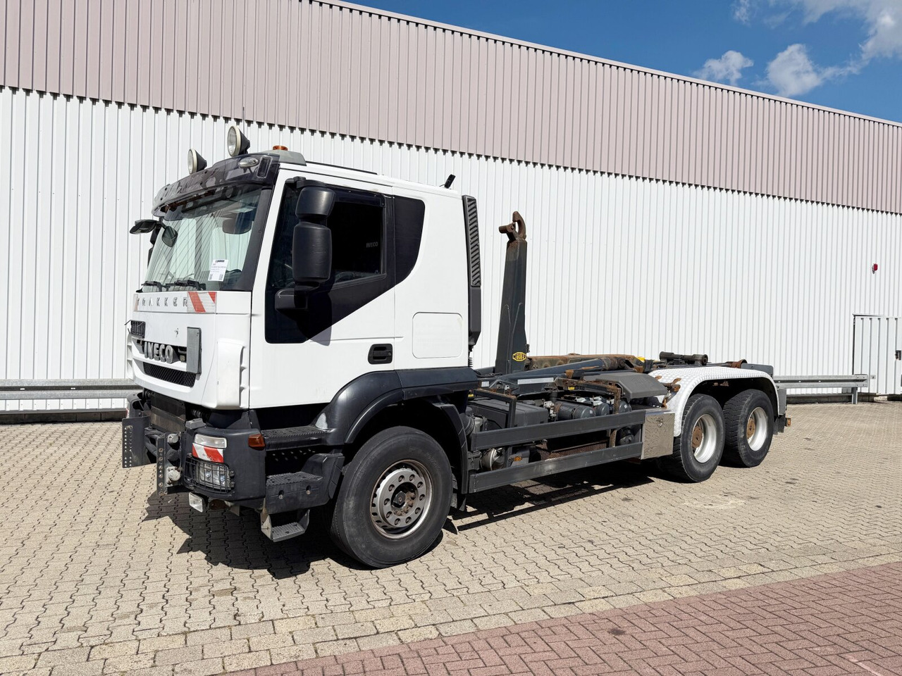 Trakker AT380T45/P 6x4 Trakker AT380T45/P 6x4, EEV - شاحنة برافعة خطافية: صورة 1 Trakker AT380T45/P 6x4 Trakker AT380T45/P 6x4, EEV - شاحنة برافعة خطافية: صورة 1