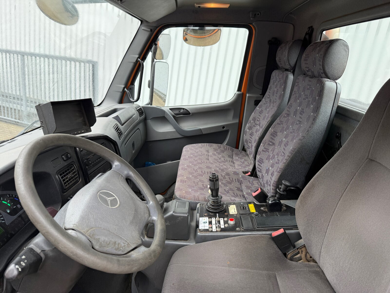 Unimog U 20 4x4 U 20 4x4, Kipper, Zapfwelle, Winterdienstausstattung, 2x AHK - شاحنة توصيل مغلقة: صورة 4 Unimog U 20 4x4 U 20 4x4, Kipper, Zapfwelle, Winterdienstausstattung, 2x AHK - شاحنة توصيل مغلقة: صورة 4