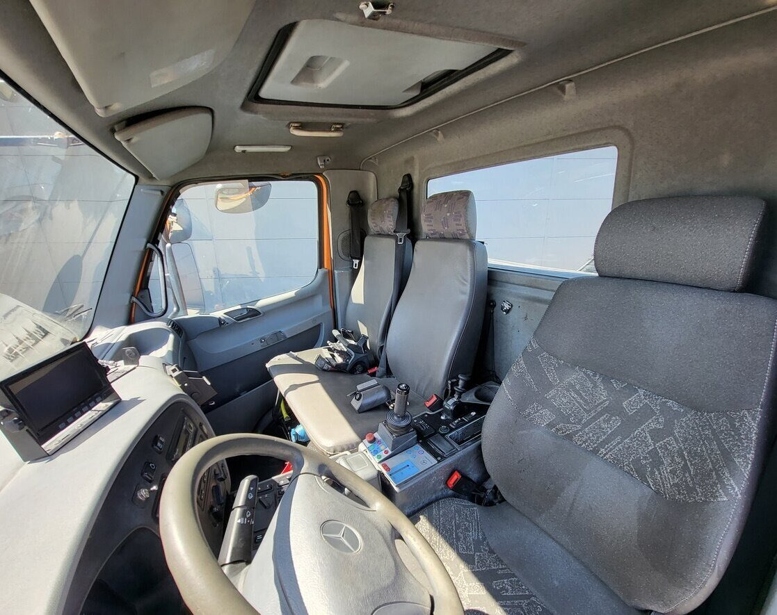 Unimog U 20 4x4 U 20 4x4, Zapfwelle, Kran Hiab 022D-3 HiDuo, Funk - شاحنة توصيل مغلقة: صورة 2 Unimog U 20 4x4 U 20 4x4, Zapfwelle, Kran Hiab 022D-3 HiDuo, Funk - شاحنة توصيل مغلقة: صورة 2